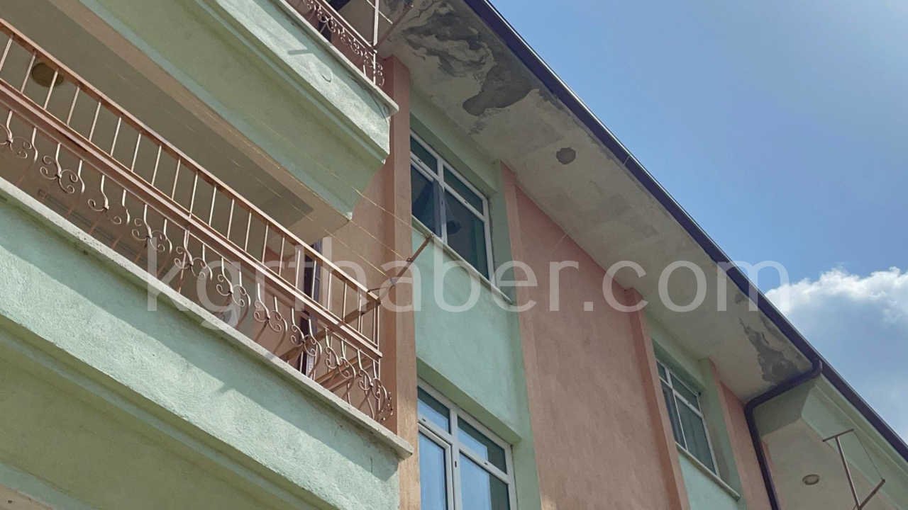 karamanda-3-kattaki-pencereden-dusen-3-yasindaki-cocuk-yaralandi1