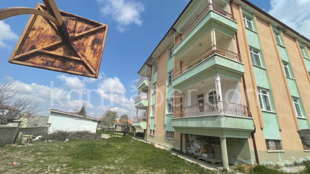 karamanda-3-kattaki-pencereden-dusen-3-yasindaki-cocuk-yaralandi4