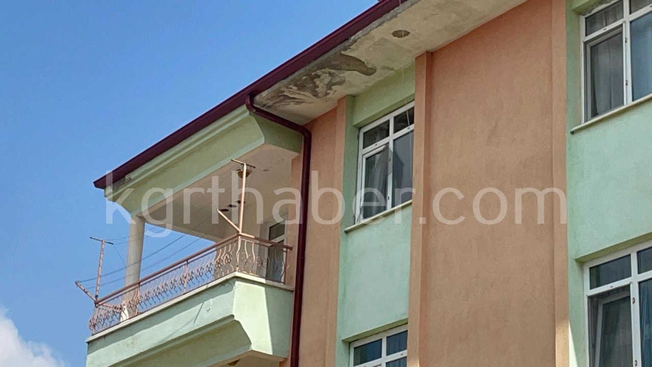 karamanda-3-kattaki-pencereden-dusen-3-yasindaki-cocuk-yaralandi5