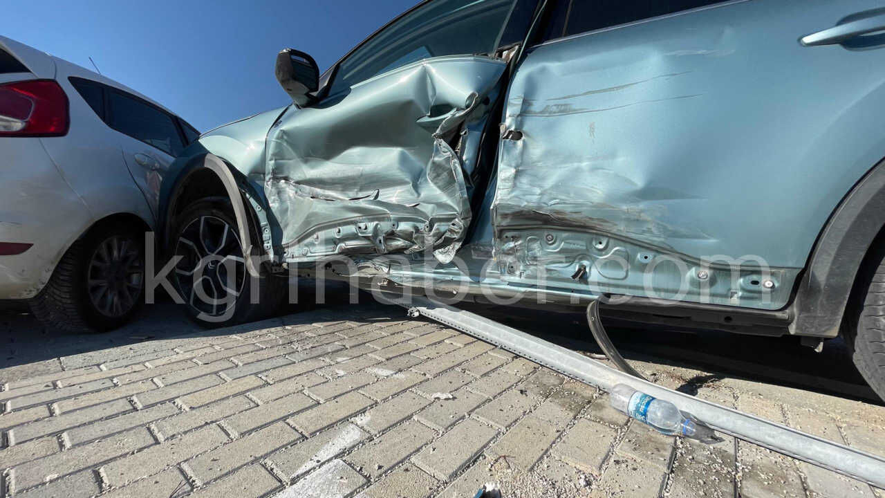 Iki Aracin Carpistigi Kazada Ortalik Savas Alanina Dondu0