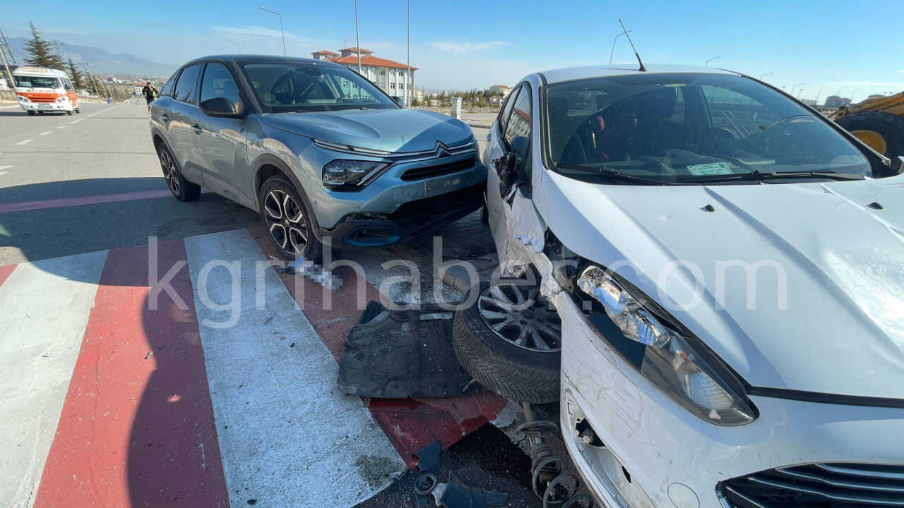 Iki Aracin Carpistigi Kazada Ortalik Savas Alanina Dondu10