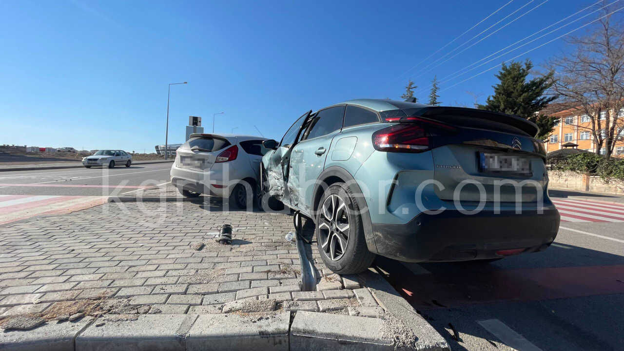 Iki Aracin Carpistigi Kazada Ortalik Savas Alanina Dondu11