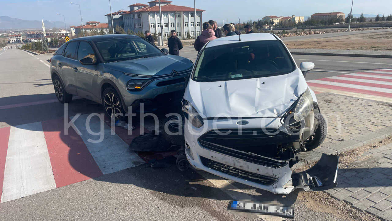 Iki Aracin Carpistigi Kazada Ortalik Savas Alanina Dondu5