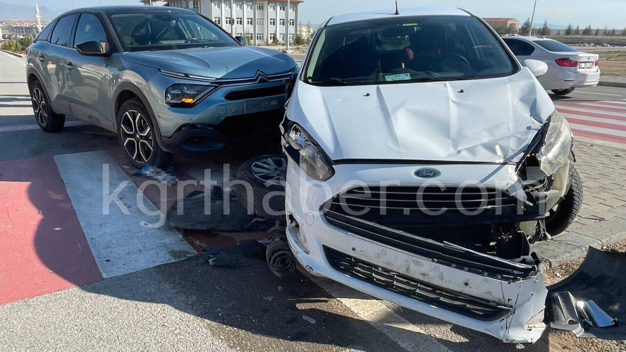 Iki Aracin Carpistigi Kazada Ortalik Savas Alanina Dondu6