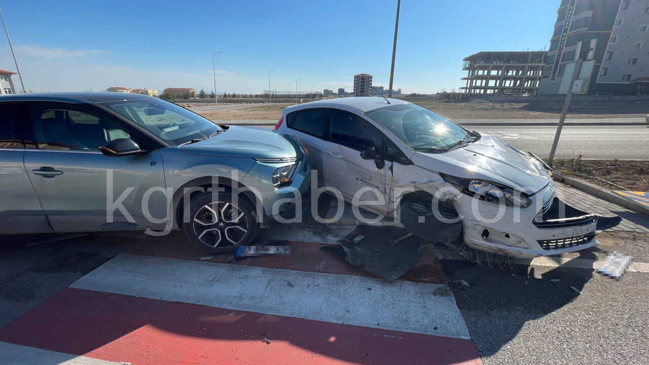 Iki Aracin Carpistigi Kazada Ortalik Savas Alanina Dondu8