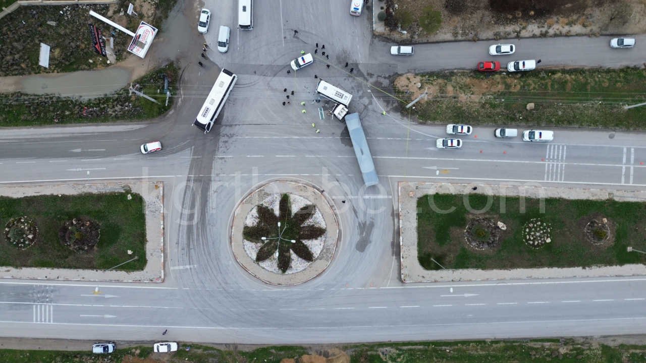 Karaman'da İşçi Servisi ile Tır Çarpıştı: 12 Yaralı