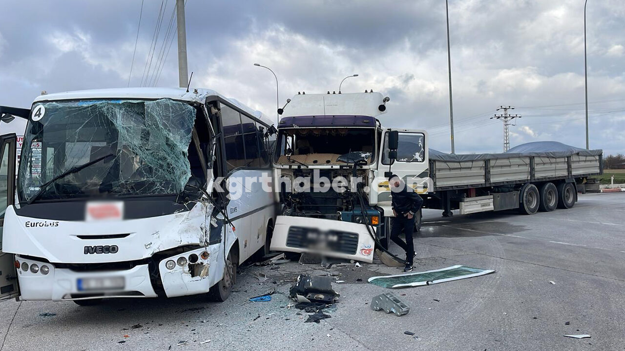 Karamanda Isci Servisi Ile Tir Carpisti 12 Yarali2