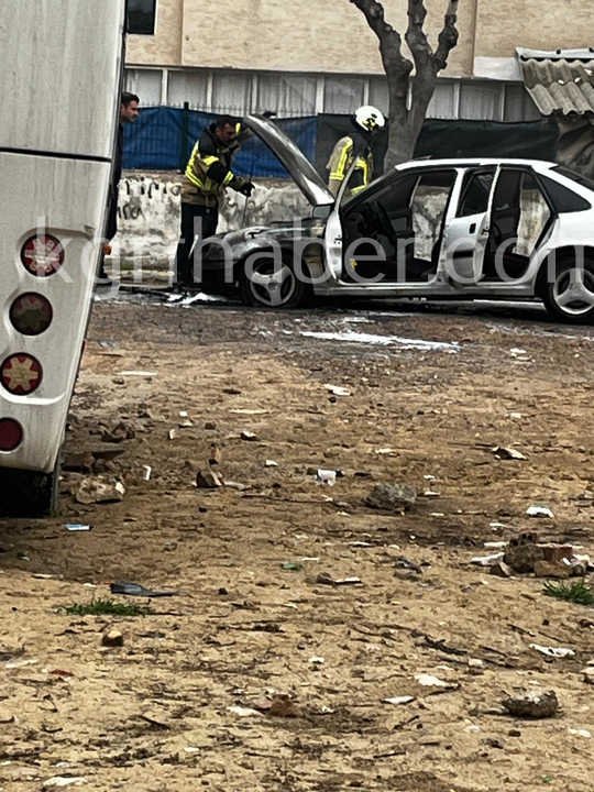 Karamanda Korkutan Arac Yangini Otomobil Kullanilamaz Hale Geldi61