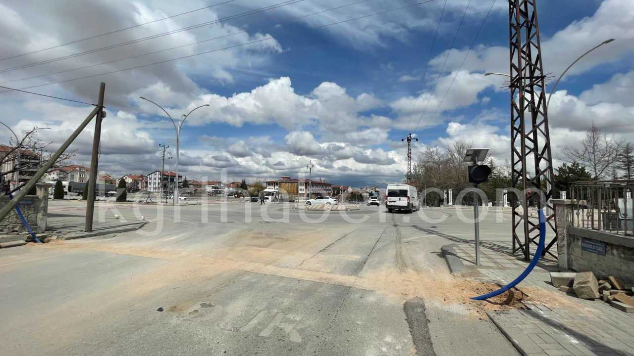 Karamanda O Kavsakta Trafik Isiklari Icin Dugmeye Basildi2