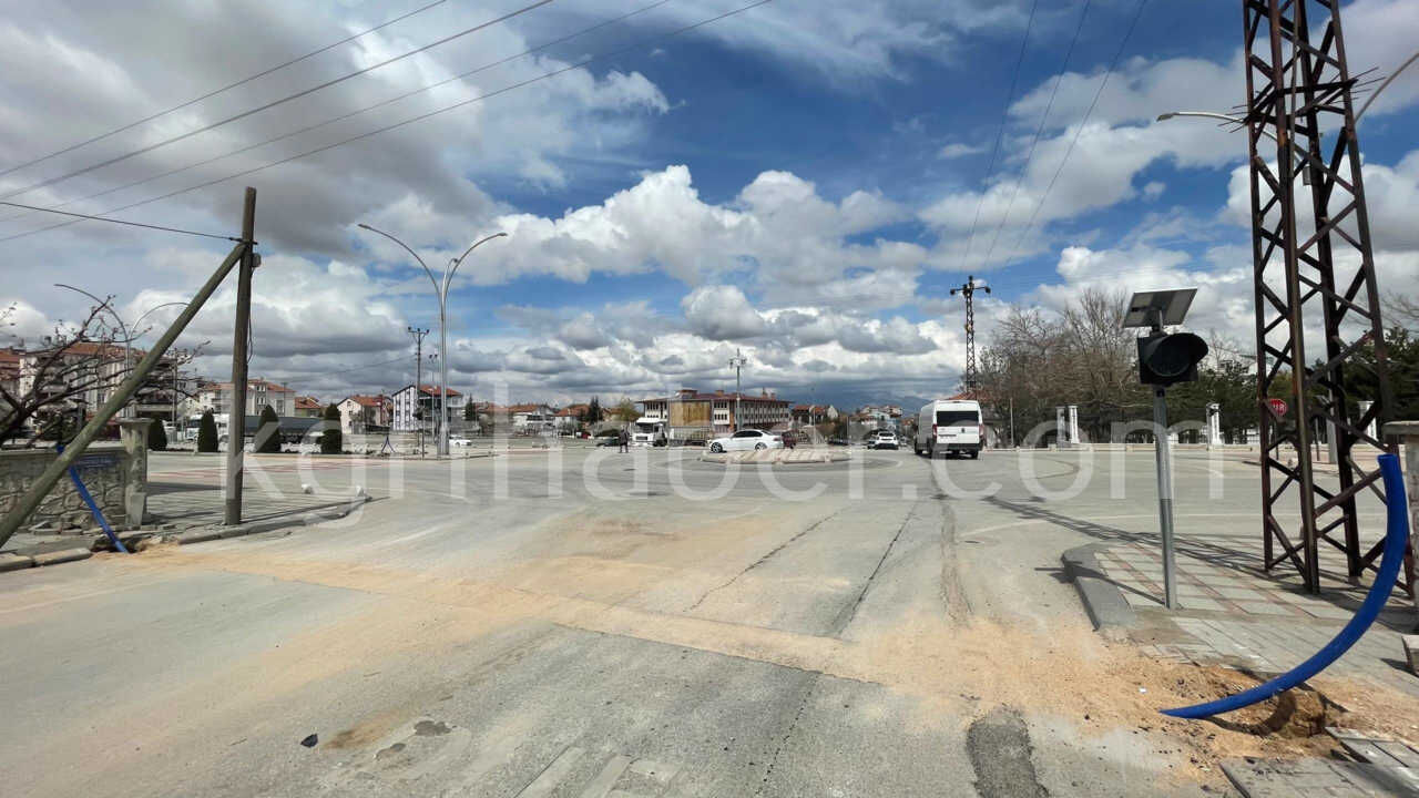 Karamanda O Kavsakta Trafik Isiklari Icin Dugmeye Basildi3