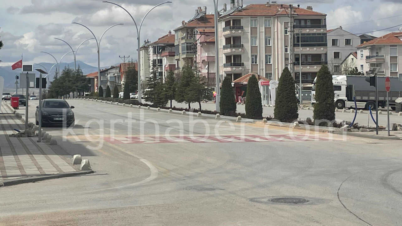 Karamanda O Kavsakta Trafik Isiklari Icin Dugmeye Basildi4