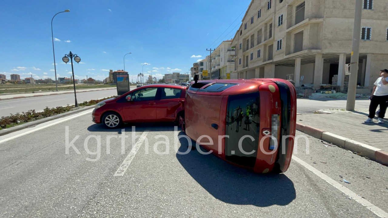 Karamanda Park Halindeki Araca Carpan Otomobil Devrildi 1 Yarali6