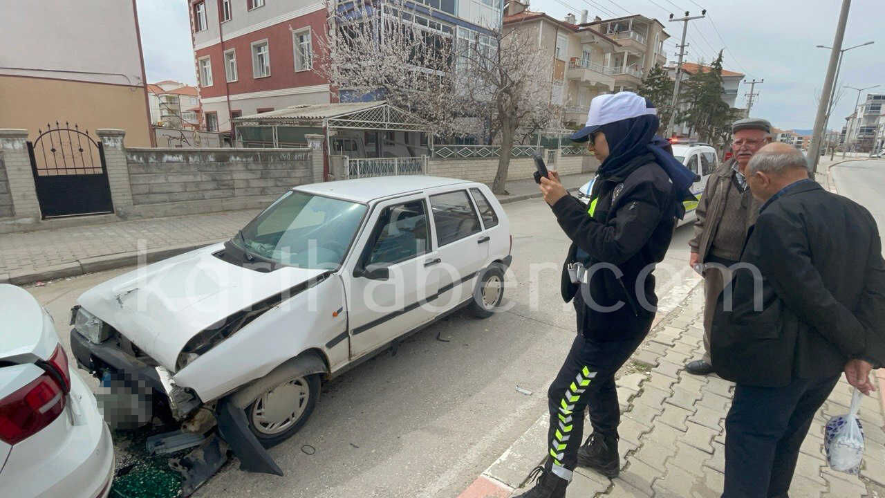 Karamanda Trafik Isiklarinda Zincirleme Kaza 3 Arac Birbirine Girdi1