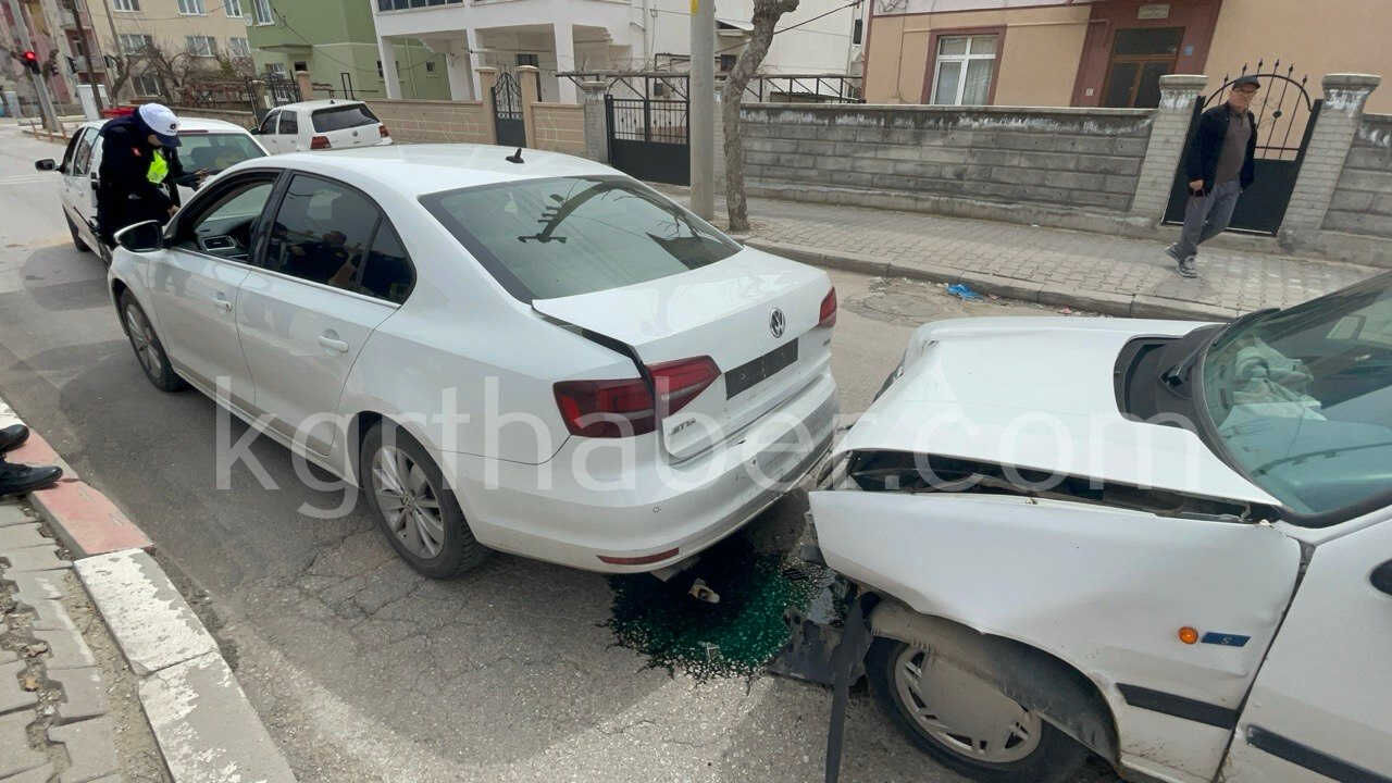 Karamanda Trafik Isiklarinda Zincirleme Kaza 3 Arac Birbirine Girdi4