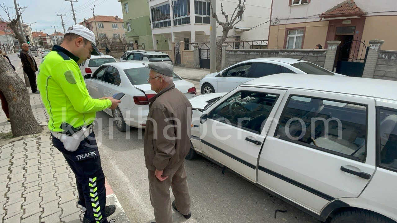Karamanda Trafik Isiklarinda Zincirleme Kaza 3 Arac Birbirine Girdi6