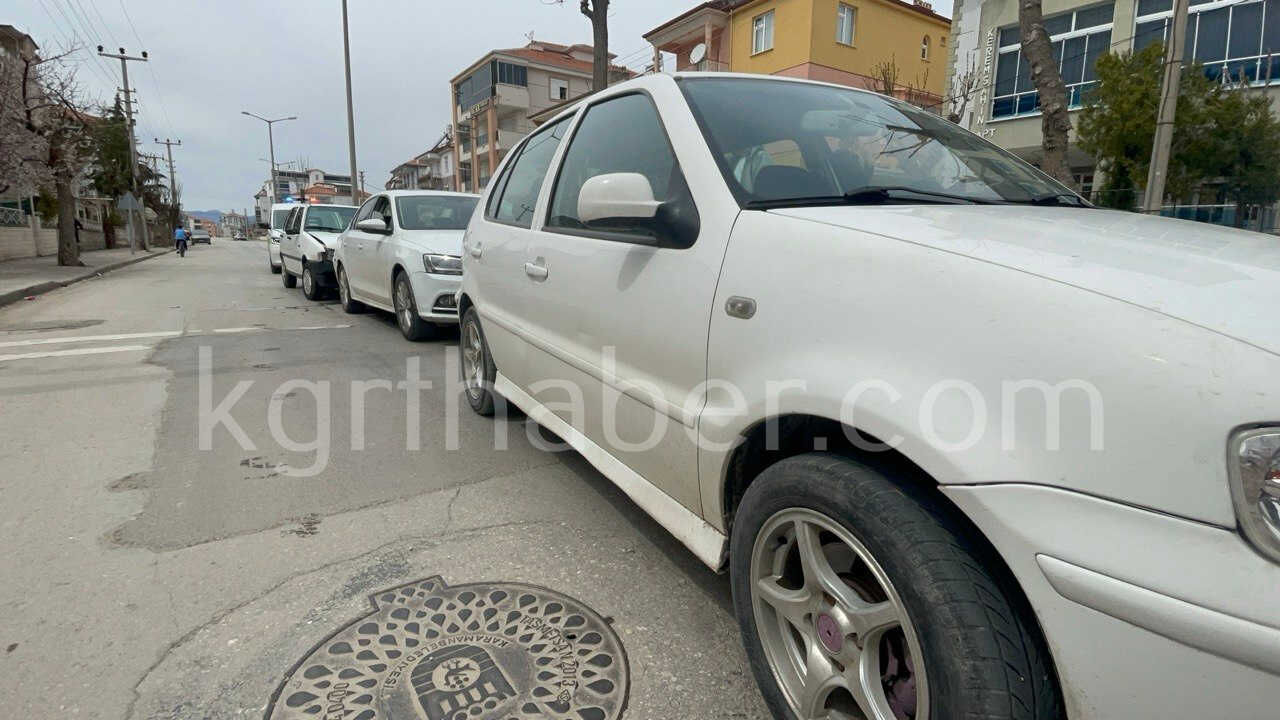 Karamanda Trafik Isiklarinda Zincirleme Kaza 3 Arac Birbirine Girdi7