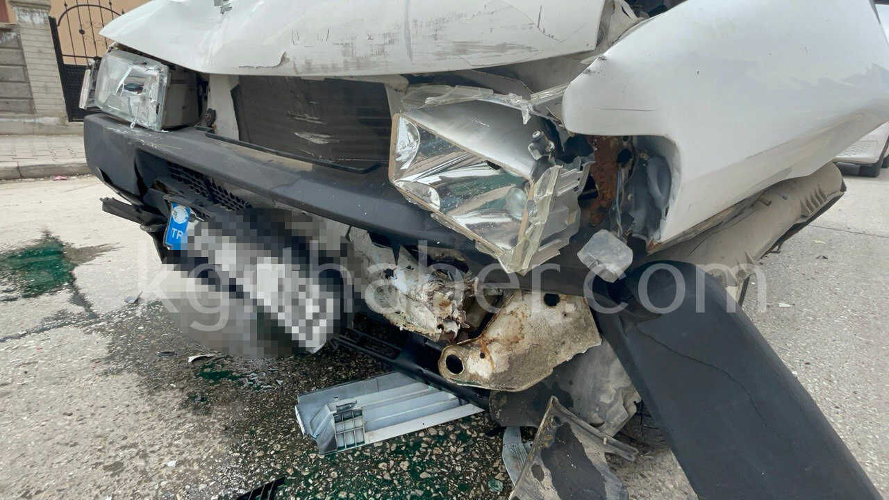 Karamanda Trafik Isiklarinda Zincirleme Kaza 3 Arac Birbirine Girdi8