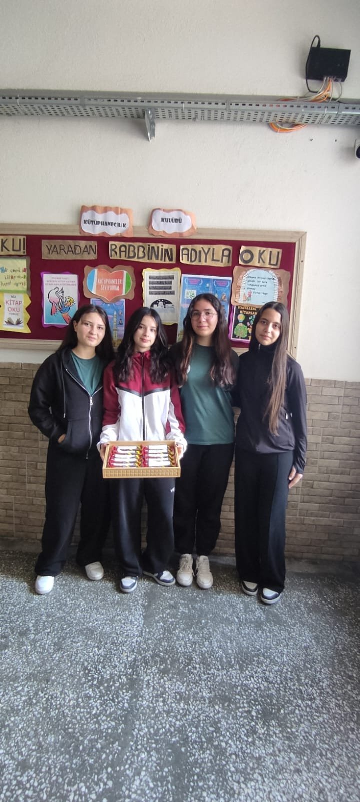 Karamanda Yurek Isitan Anlar Ogrenciler Ogretmenlerine Sevgi Dagitti (1)