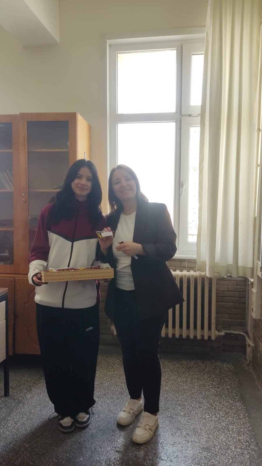 Karamanda Yurek Isitan Anlar Ogrenciler Ogretmenlerine Sevgi Dagitti (10)