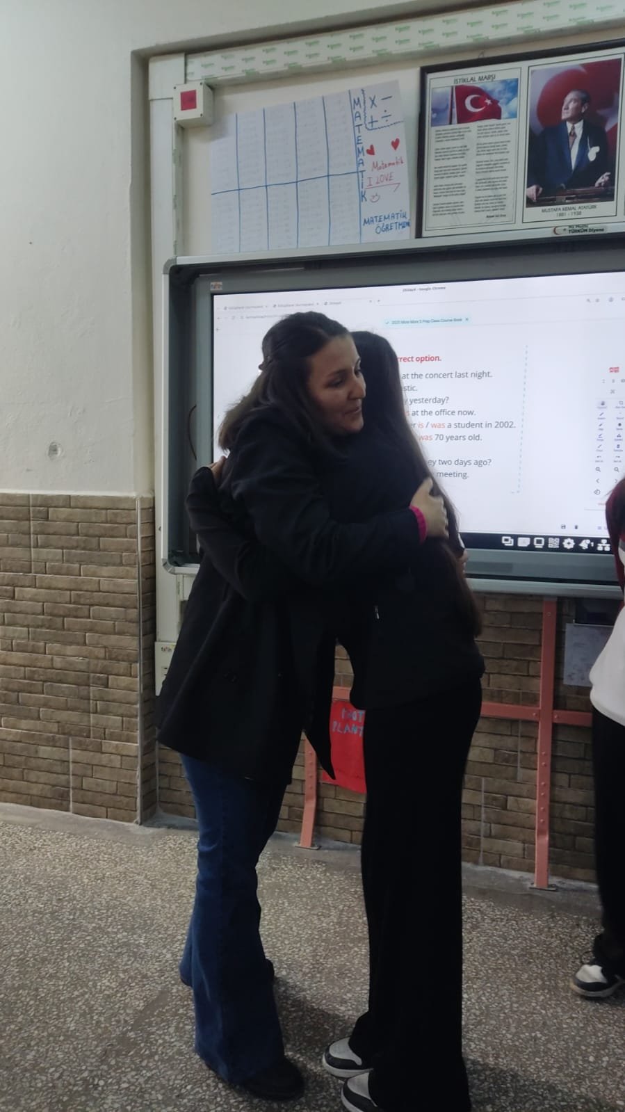 Karamanda Yurek Isitan Anlar Ogrenciler Ogretmenlerine Sevgi Dagitti (11)