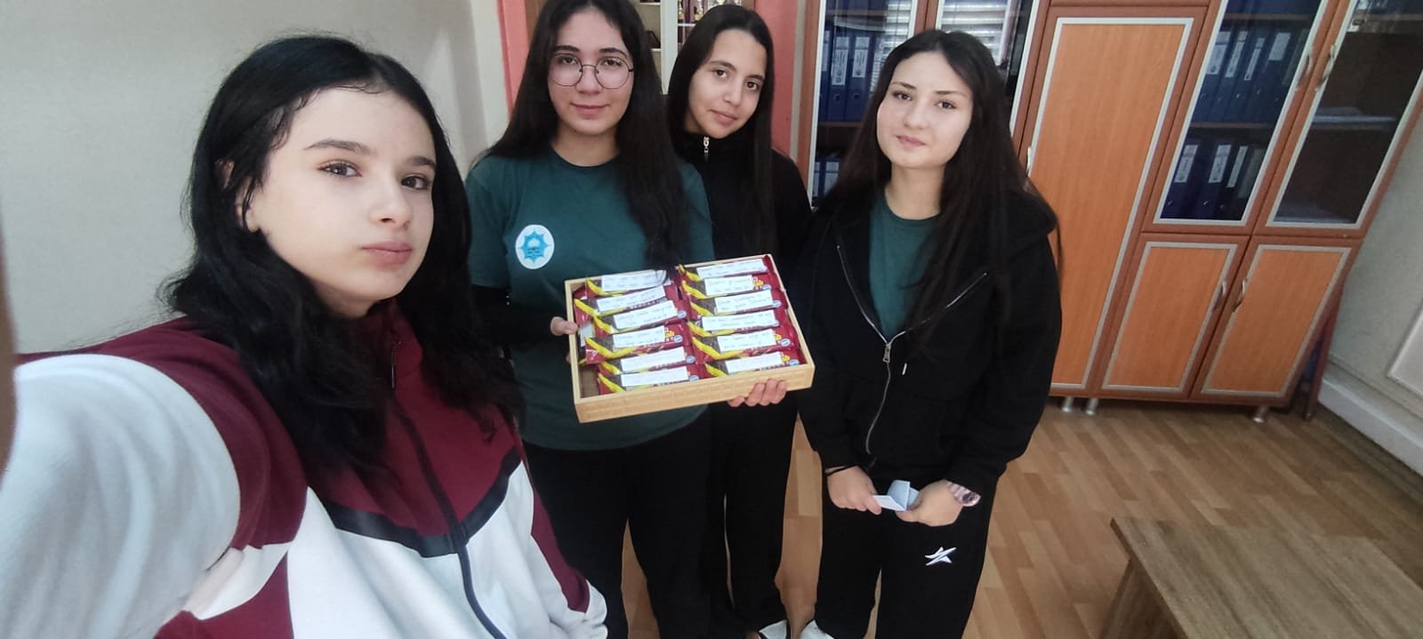 Karamanda Yurek Isitan Anlar Ogrenciler Ogretmenlerine Sevgi Dagitti (13)