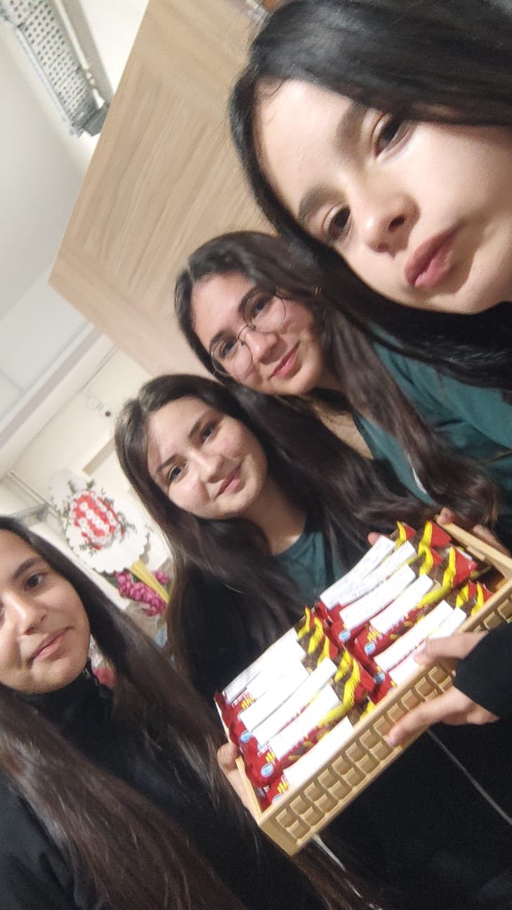 Karamanda Yurek Isitan Anlar Ogrenciler Ogretmenlerine Sevgi Dagitti (14)