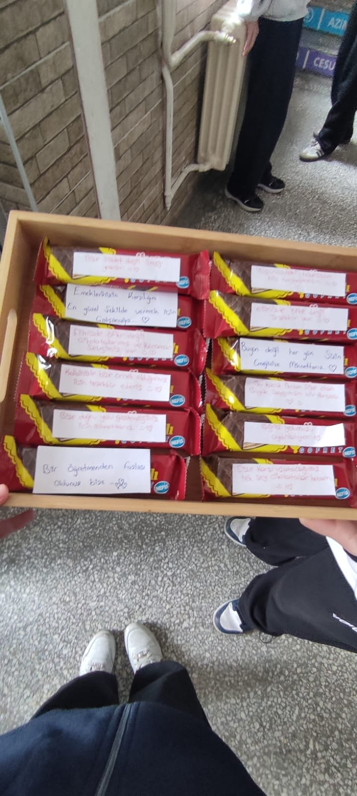 Karamanda Yurek Isitan Anlar Ogrenciler Ogretmenlerine Sevgi Dagitti (2)