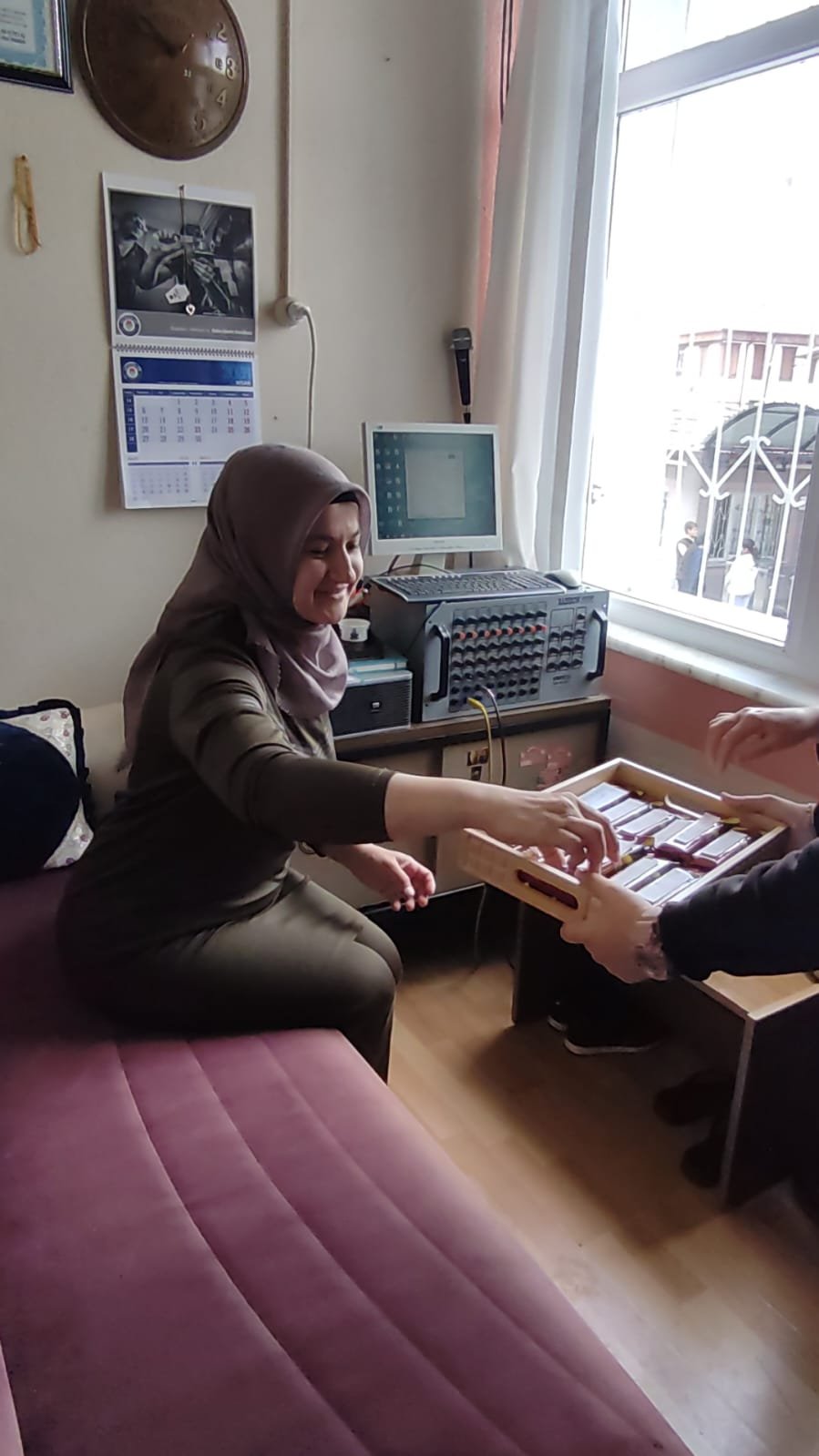 Karamanda Yurek Isitan Anlar Ogrenciler Ogretmenlerine Sevgi Dagitti (3)