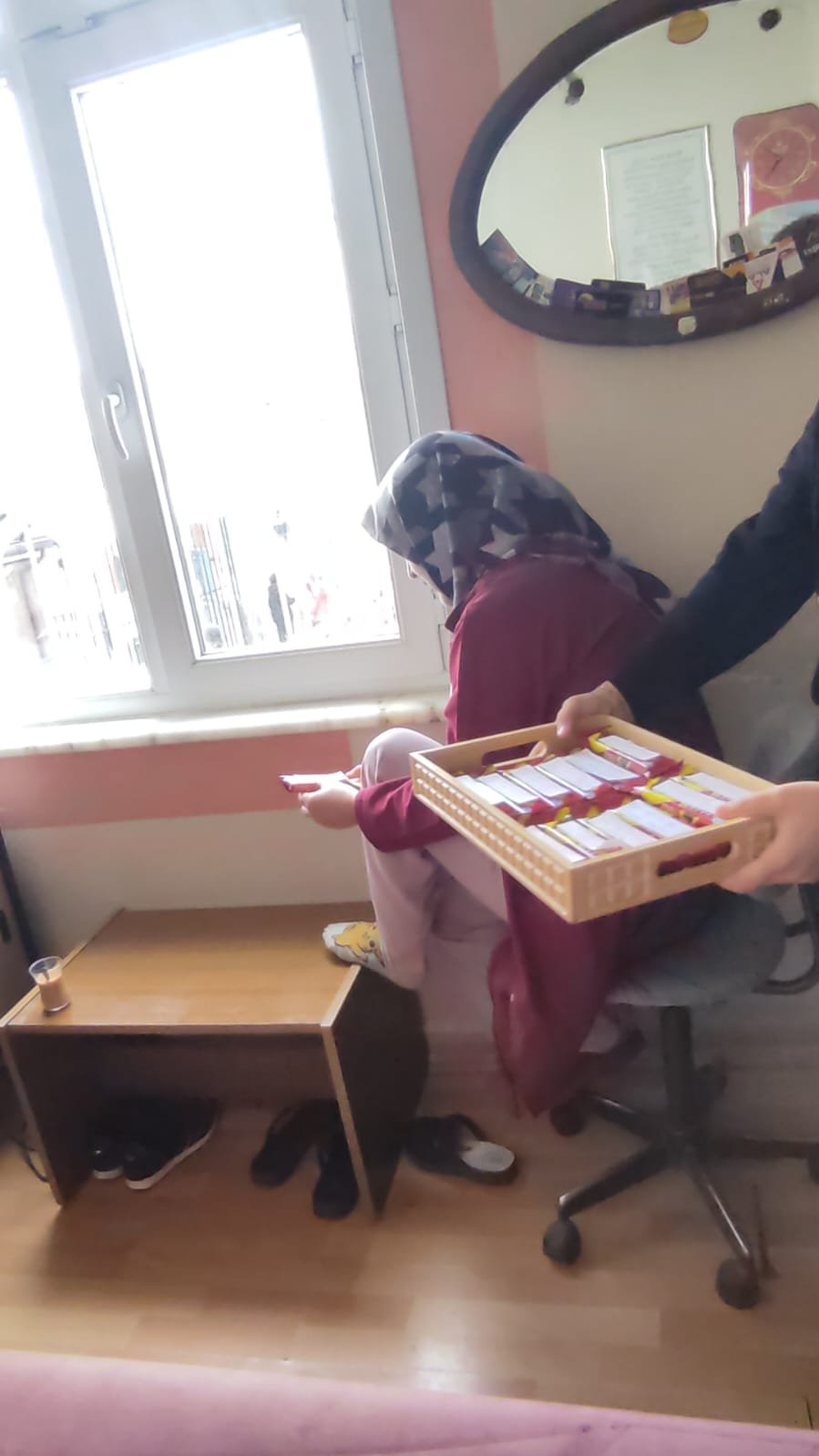 Karamanda Yurek Isitan Anlar Ogrenciler Ogretmenlerine Sevgi Dagitti (4)