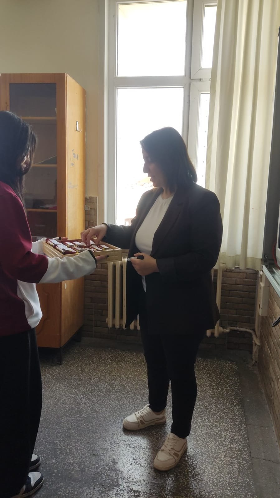 Karamanda Yurek Isitan Anlar Ogrenciler Ogretmenlerine Sevgi Dagitti (6)