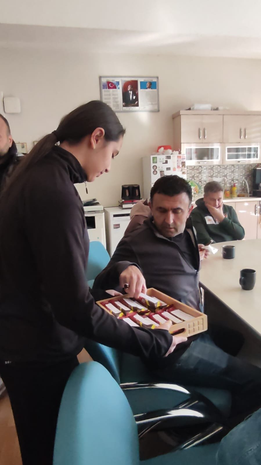 Karamanda Yurek Isitan Anlar Ogrenciler Ogretmenlerine Sevgi Dagitti (7)