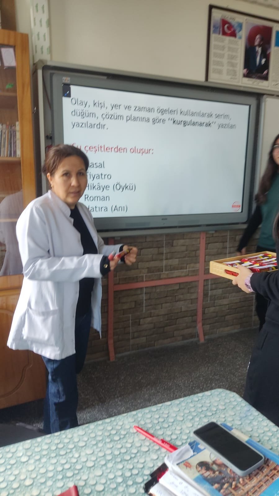 Karamanda Yurek Isitan Anlar Ogrenciler Ogretmenlerine Sevgi Dagitti (8)