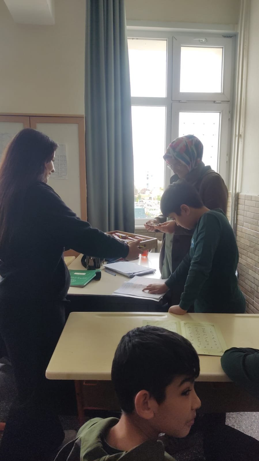 Karamanda Yurek Isitan Anlar Ogrenciler Ogretmenlerine Sevgi Dagitti (9)