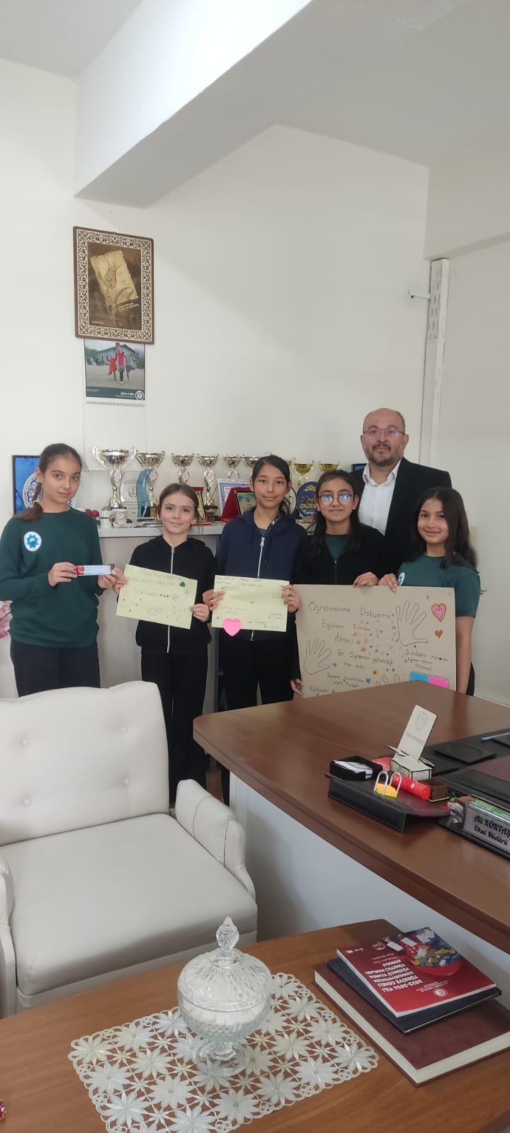 Karamanda Yurek Isitan Anlar Ogrenciler Ogretmenlerine Sevgi Dagitti99