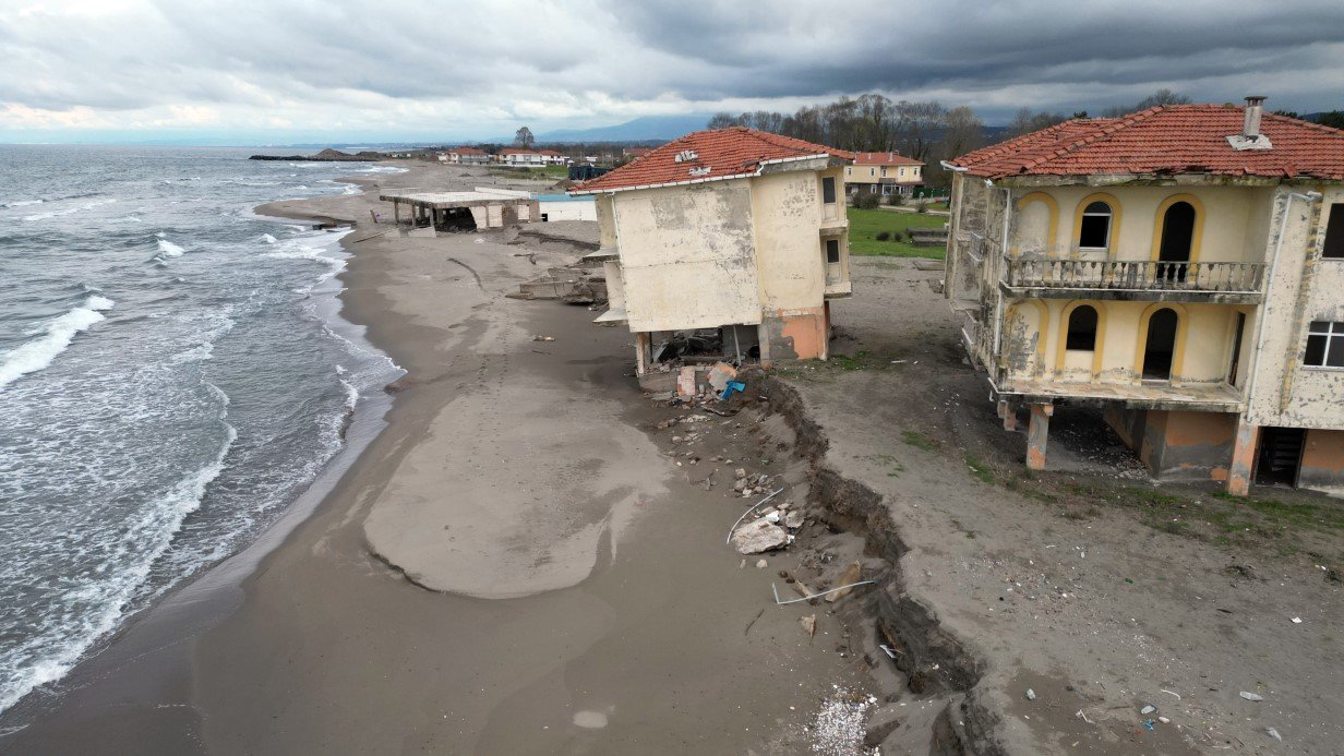 Karasuda Kiyi Alarmi Villalar Coktu (1)