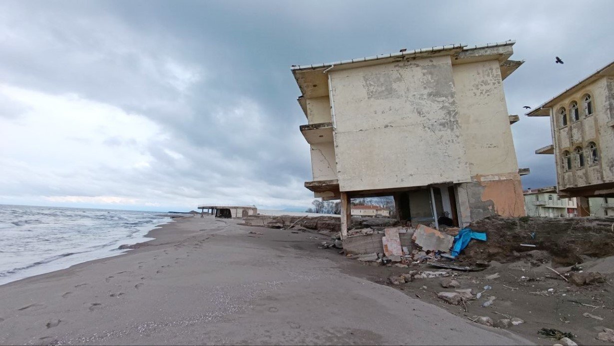 Karasuda Kiyi Alarmi Villalar Coktu (4)