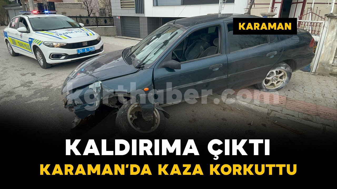 Kontrolden çıkan otomobil kaldırımdaki levhayı devirdi