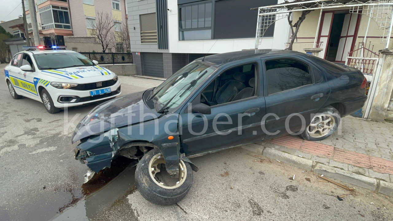 Kontrolden Cikan Otomobil Kaldirimdaki Levhayi Devirdi0