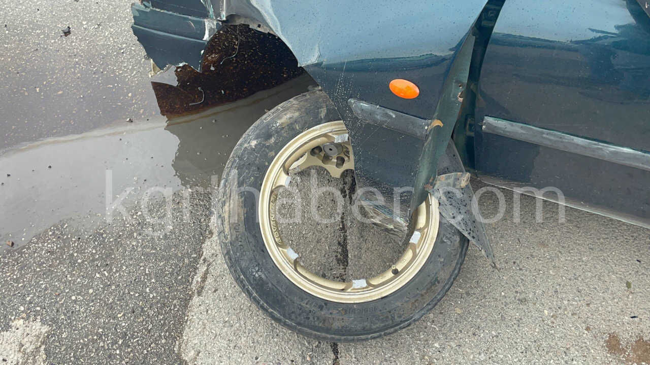 Kontrolden Cikan Otomobil Kaldirimdaki Levhayi Devirdi1