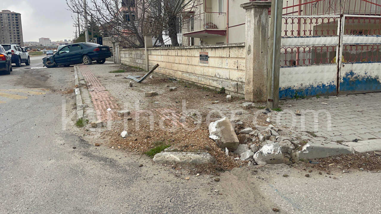 Kontrolden Cikan Otomobil Kaldirimdaki Levhayi Devirdi10