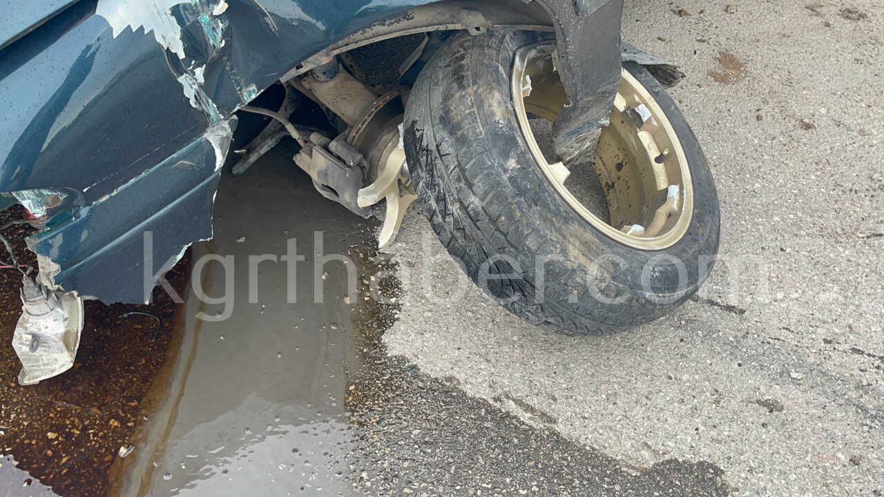 Kontrolden Cikan Otomobil Kaldirimdaki Levhayi Devirdi2