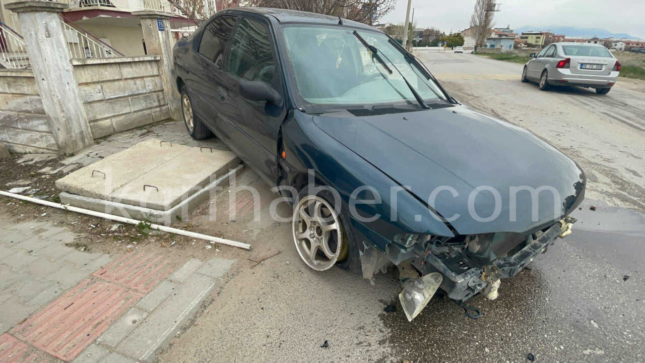 Kontrolden Cikan Otomobil Kaldirimdaki Levhayi Devirdi3