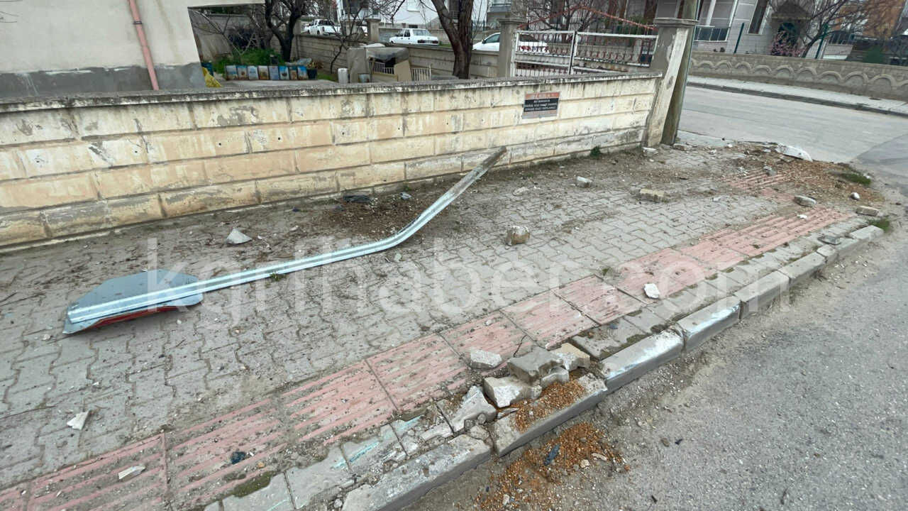 Kontrolden Cikan Otomobil Kaldirimdaki Levhayi Devirdi4