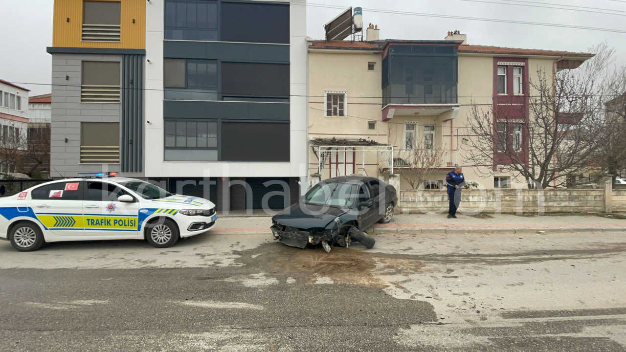 Kontrolden Cikan Otomobil Kaldirimdaki Levhayi Devirdi6