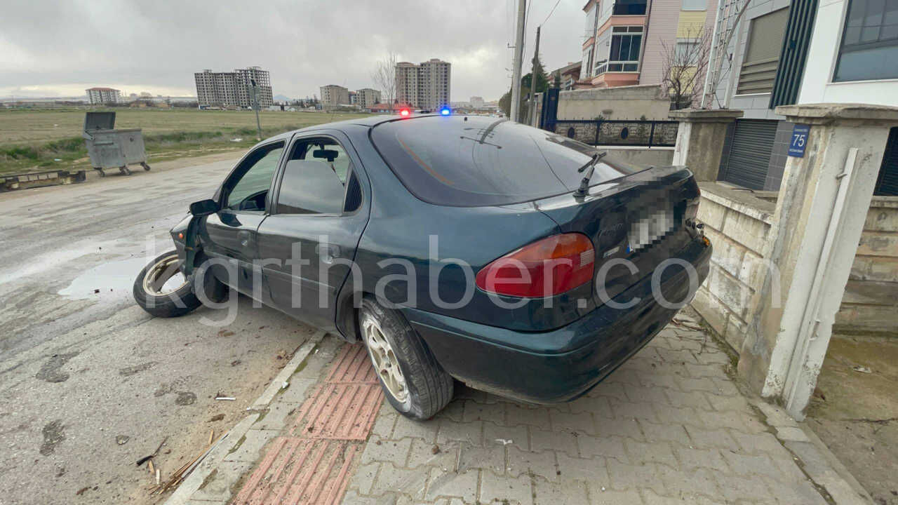 Kontrolden Cikan Otomobil Kaldirimdaki Levhayi Devirdi8