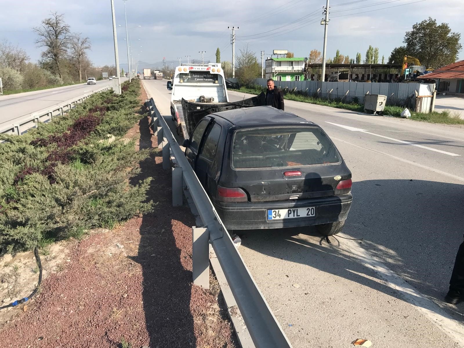 Konyada 3 Arac Birbirine Girdi 3 Kisi Yaralandi (2)
