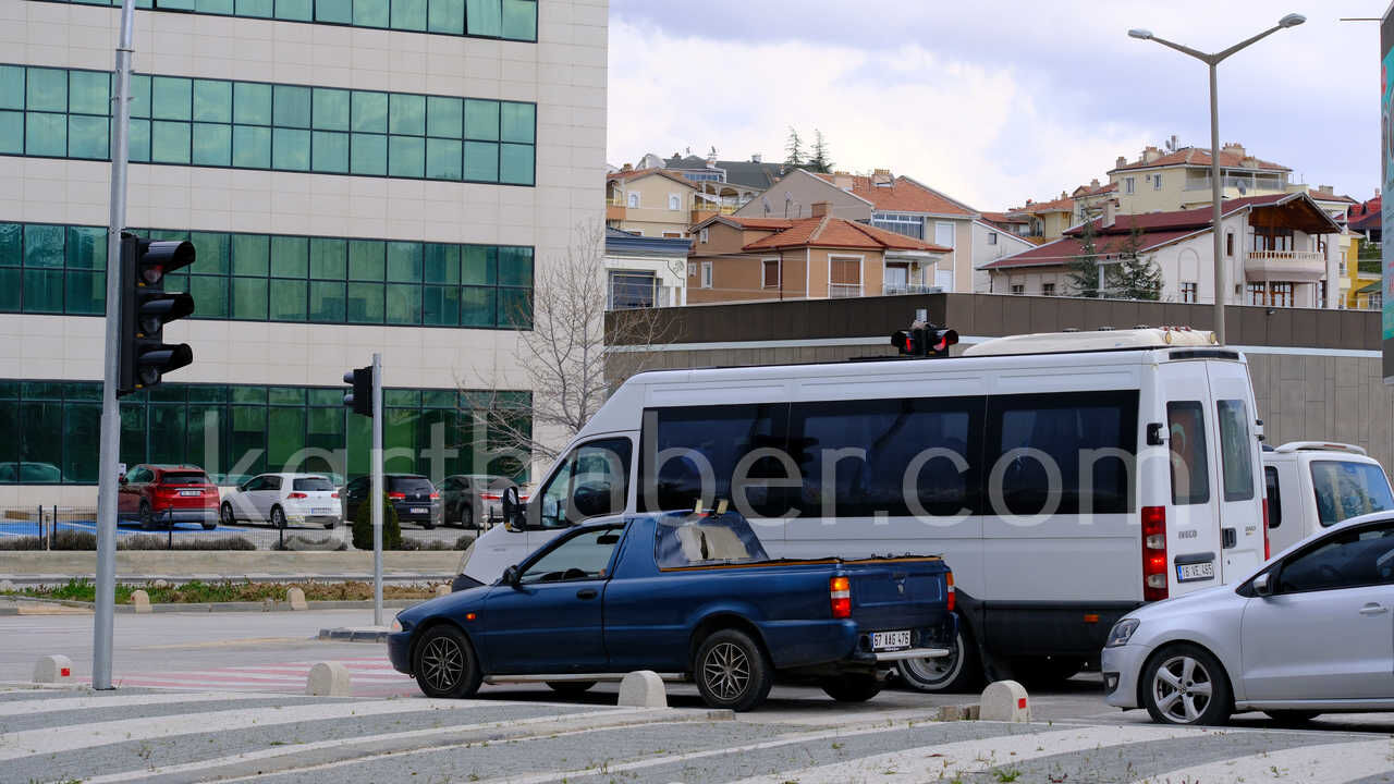 Kumru Trafik Işıklarını Mesken Tuttu Kumrunun Yuvası Görenleri Şaşırtıyor1