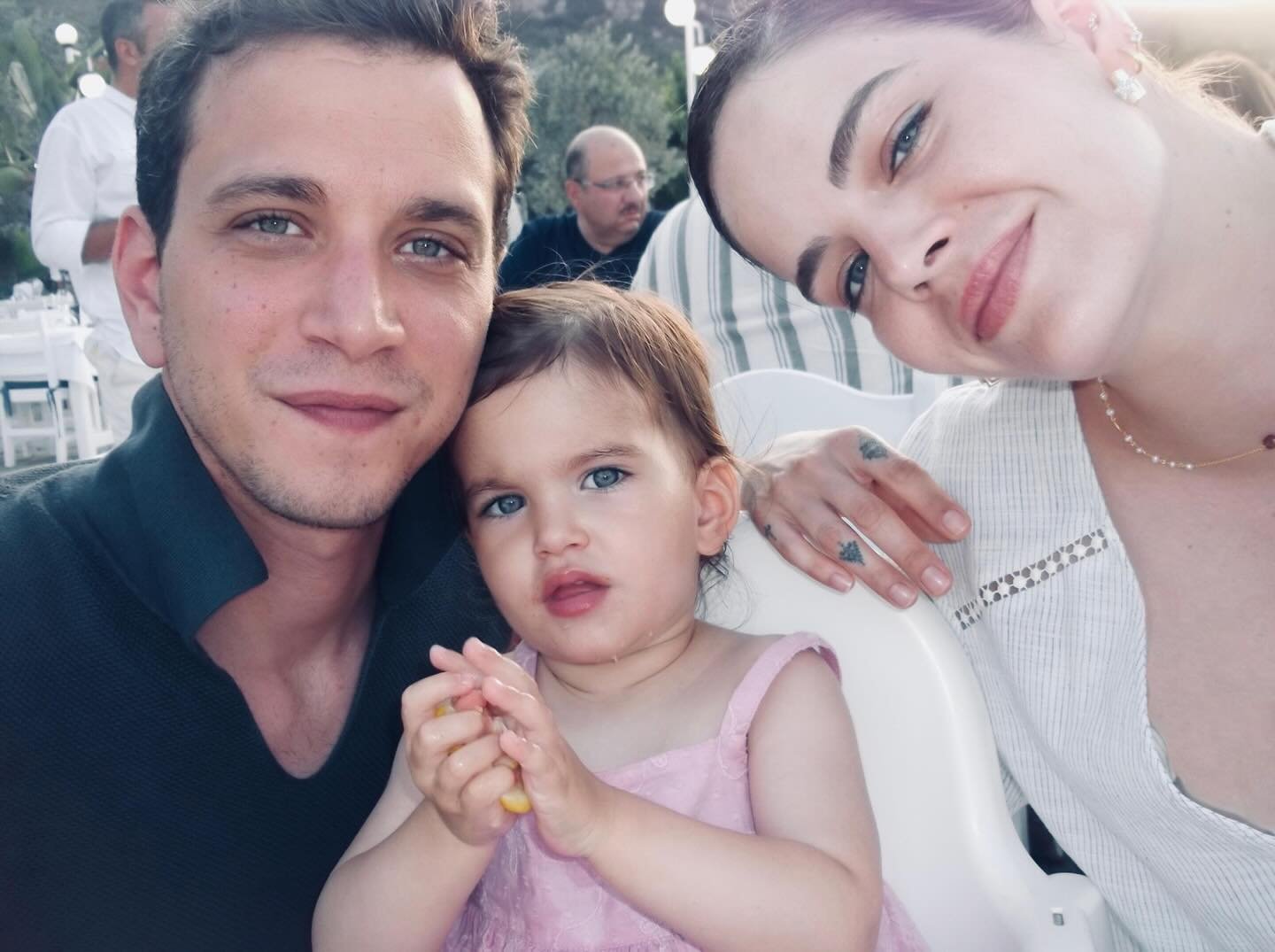 Lara Pasalidan Dikkat Ceken Hamle Dugun Fotograflarini Sildi (1)