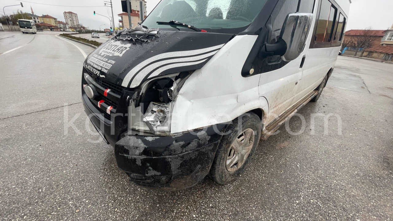 Minibusle Motosiklet Kavsakta Carpisti 1 Yarali1