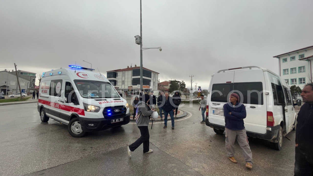 Minibusle Motosiklet Kavsakta Carpisti 1 Yarali3